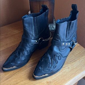 NWOT - Arnhem Black Dakota Chain Boot
